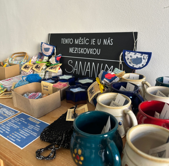Září v Café Nezisk patří SANANIMu