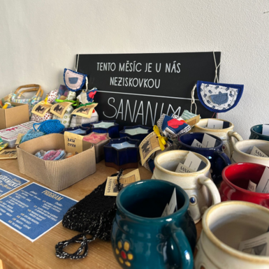 Září v Café Nezisk patří SANANIMu