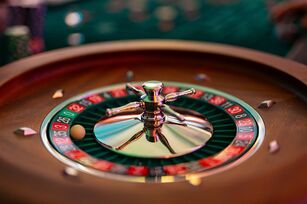 Potemnělé herny jsou pryč. Hazard táhne jinde a poprvé se vsadilo přes bilion